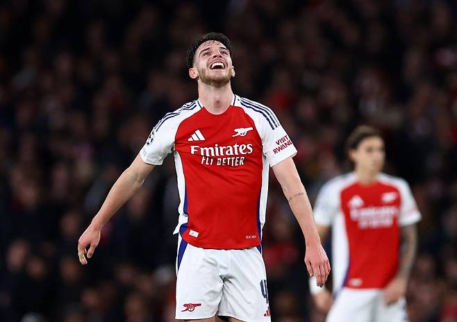 이강인이 올 시즌 첫 유럽챔피언스리그 선발로 나섰다. 다만 팀의 승리를 이끌지는 못했다. PSG는 2일 아스널과의 2024~2025시즌 유럽챔피언스리그(UCL) 리그 페이즈 2라운드 경기에서 0대2로 패배했다. 이강인은 지난 스타드 렌전과 마찬가지로 가짜 9번 역할과 함께 제로톱 위치 배치됐다. 다만 이날 경기에서 이강인은 기회를 만들고 무회전 중거리 슛을 시도하는 등 분투했음에도 공격포인트를 기록하지는 못했다. PSG도 아스널의 강력한 수비에 막혀 경기 내내 고전했다. 로이터연합뉴스