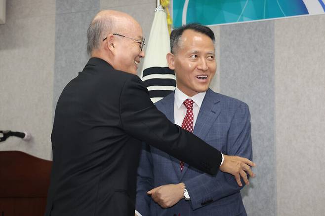 안창호 신임 국가인권위원장이 지난 9월9일 오전 서울 중구 국가인권위원회에서 열린 취임식에서 인권위원들과 기념사진을 찍기에 앞서 이충상 위원에게 가운데 자리를 권하고 있다. 김영원 기자 forever@hani.co.kr