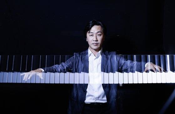현재 미국 보스턴의 뉴잉글랜드 음악원 교수인 피아니스트 손민수. 이달 바흐의 골드베르크 변주곡을 연주한다. 권혁재 사진전문기자