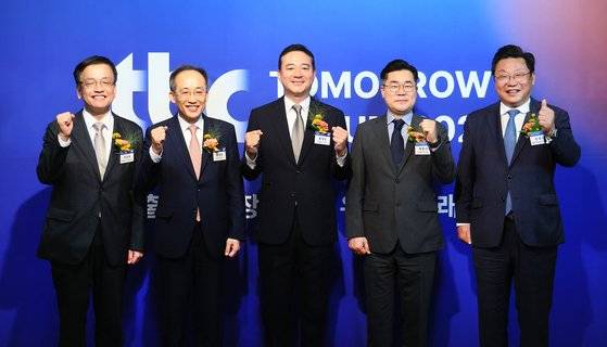 2일 서울 소공동 롯데호텔에서 열린 JTBC내일포럼 2024 ‘저출생 저성장 그리고 우리의 미래’에서 주요 참석자들이 기념촬영하고 있다. 왼쪽부터 최상목 경제부총리 겸 기획재정부 장관, 추경호 국민의힘 원내대표, 홍정도 중앙홀딩스 부회장, 박찬대 더불어민주당 원대대표, 주형환 저출산고령사회위원회 부위원장. 김현동 기자