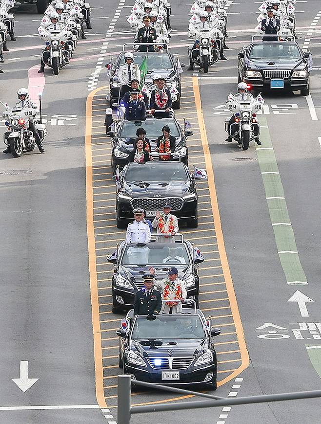 6·25전쟁 참전용사와 유족 8명이 참여하는 호국영웅 카퍼레이드가 펼쳐지고 있는 모습. 최상수 기자