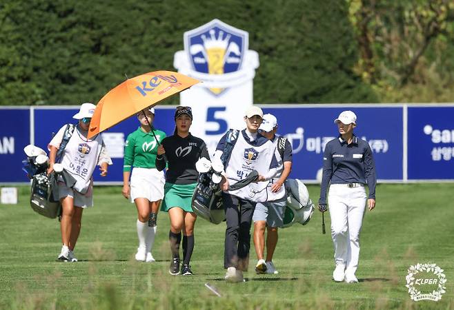 함께 이동하는 윤이나, 박성현(사진=KLPGT 제공)