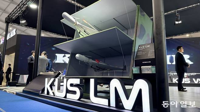 2일 충남 계룡대에서 개막한 대한민국 국제방위산업전시회(KADEX)에 전시된 대한항공의 타격형 무인기 ‘KUS-LM’ 모습. 자폭은 물론이고 정찰 임무도 가능하다. 계룡=변종국 기자 bjk@donga.com