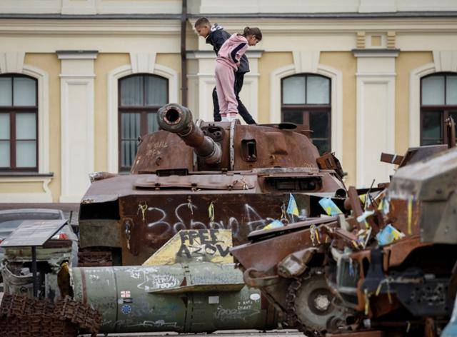러시아와 우크라이나의 충돌이 이어지고 있는 가운데 3일 우크라이나 키이우에서 어린이들이 전시되고 있는 파괴된 러시아 군용 차량 위에 서 있다. 키이우=로이터 연합뉴스