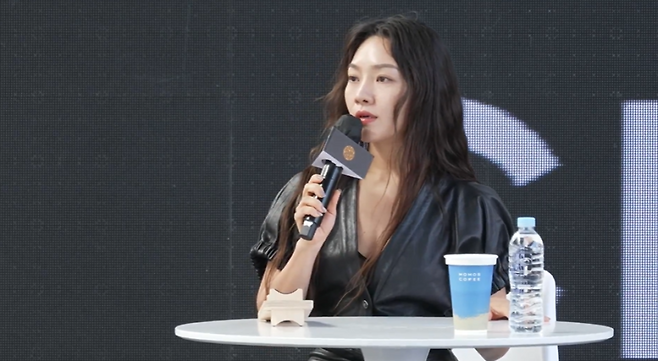 ‘폭로: 눈을 감은 아이’ 오픈토크를 진행 중인 배우 최희서 (사진=네이버TV 캡처)