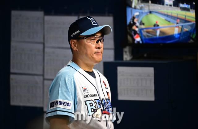 2024년 9월 19일 서울 잠실구장에서 '2024 신한 SOL Bank KBO리그, KIA 타이거즈와 두산 베어스의 경기가 열렸다. 두산 이승엽 감독이 경기를 지켜보고 있다./마이데일리