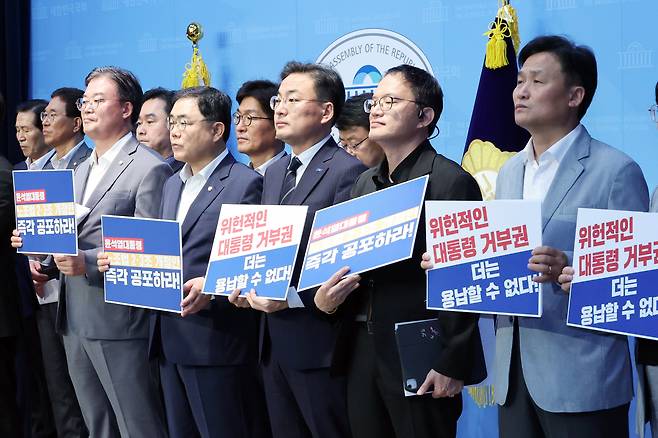 국회 환노위 소속 민주당 등 야6당 의원들이 지난 8월 '노랑봉투법(노조법 2·3조 개정안)' 즉각 공포를 촉구하는 기자회견을 하고 있다. /연합뉴스