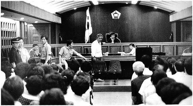 1989년 7월 리영희 한겨레신문 논설고문이 법정 피고석에 앉기 전 방청석을 돌아보고 있다. 한겨레 자료사진