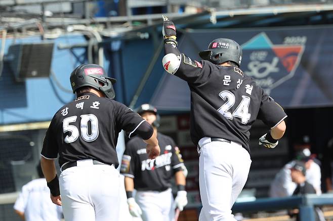 <yonhap photo-2850=""> 2점 홈런을 쏘아 올린 문상철. 연합뉴스</yonhap>