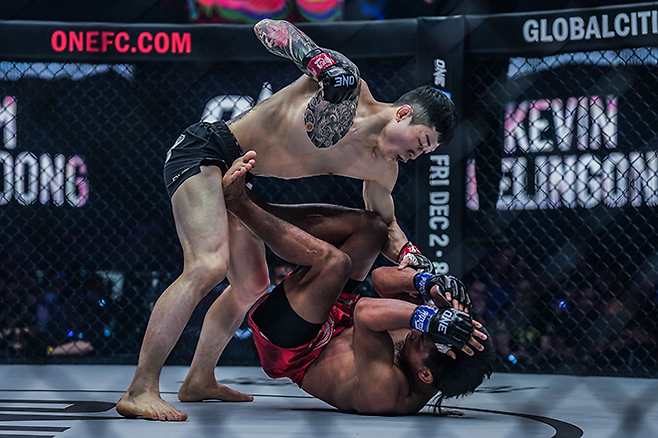 김재웅이 제3대 ONE 밴텀급 챔피언 케빈 벨링곤을 그라운드 앤드 파운드로 공격하고 있다. 사진=원챔피언십