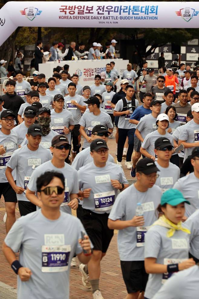 휴일인 6일 국방홍보원이 주최하는 ‘건군 76주년· 제20회 전우마라톤 대회’가 서울 올림픽공원 평화의 광장에서 열려 육·해·공군과 해병대 장병, 주한미군 장병, 국방동우회, 민간 마라톤 동호인 등 5100여 명이 힘차게 달리고 있다. 사진=서동일 기자