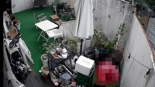 지난 9월 중국계로 추정되는 남성이 경기 수원시 한 카페 옥상 테라스에서 대변을 누는 모습이 CCTV에 찍혔다. /사진=온라인 커뮤니티