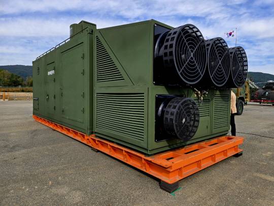 충남 계룡대 활주로 야외에 전시된 한화에어로스페이스의 레이저대공무기 천광. 천광은 적 소형기 및 드론 표적에 레이저를 투사해 파괴할 수 있는 신무기로, 연말 전력화될 예정이다. 디펜스타임즈 제공