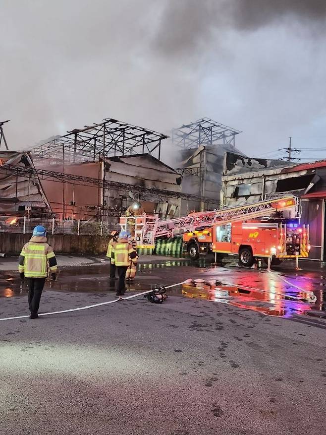 포천시 가구조립공장에서 화재가 발생해 소방대원들이 화재를 진압하고 있다. <사진=경기북부소방재난본부>