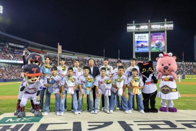 LG트윈스 2025년 신인선수들이 함께 기념촬영을 하고 있다. 사진=LG트윈스