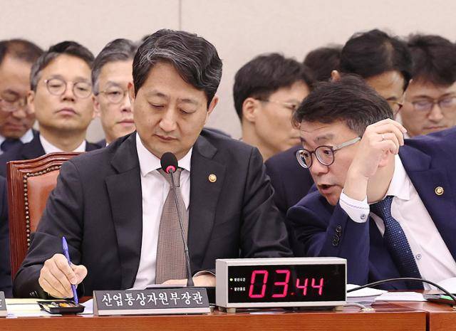 안덕근(왼쪽) 산업통상자원부 장관과 최남호 2차관이 7일 오전 서울 여의도 국회에서 열린 산업통상자원중소벤처기업위원회의 산업통상자원부에 대한 국정감사에서 대화하고 있다. 뉴스1