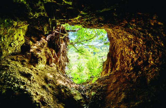 황금폭포 초입 황금동굴 안에서 밖으로 내다본 풍경.