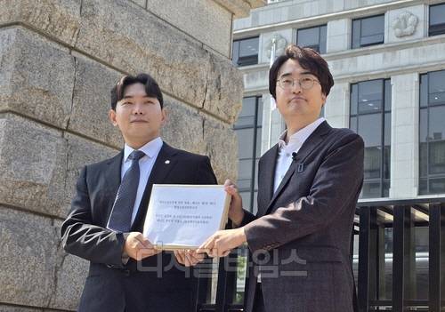 유튜버 김성회씨(사진 오른쪽)와 이철우 한국게임이용자협회장이 8일 서울 안국 헌법재판소 앞에서 헌법소원 심판 청구서를 들고 있다. 연합뉴스 제공