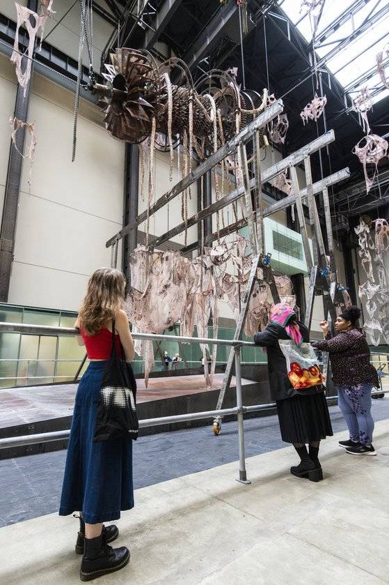 테이트 모던 터빈홀에 공개된 이미래의 신작 '열린 상처'를 관람객들이 보고 있다. 사진 테이트