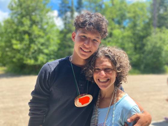 '숲속의 호수'에서 여름을 보내면서 큰 아들 김일한군과 함께 촬영한 다프나 주르 교수. 사진 숲속의 호수