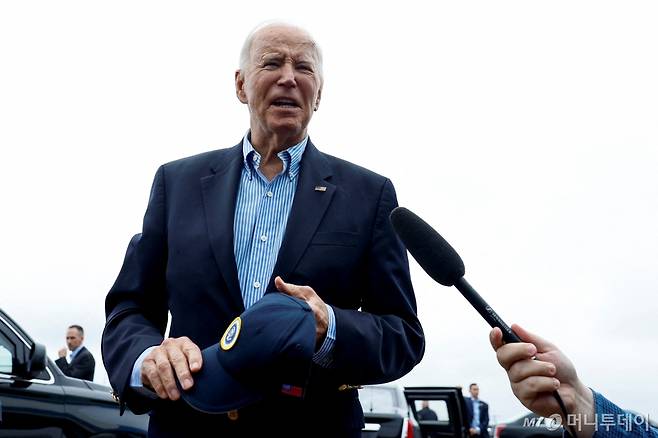 (워싱턴 로이터=뉴스1) 우동명 기자 = 조 바이든 미국 대통령이 2일(현지시간) 허리케인 '헐린' 피해 지역을 방문하기 위해 워싱턴 인근 앤드루스 합동기지에 도착해 취재진을 만나 “이스라엘에 보복 공격을 감행한 이란에 대한 제재를 조율하기 위해 G7 정상들과 통화했다”고 밝히고 있다. 2024.10.03 ⓒ 로이터=뉴스1 Copyright (C) 뉴스1. All rights reserved. 무단 전재 및 재배포, AI학습 이용 금지. /사진=(워싱턴 로이터=뉴스1) 우동명 기자