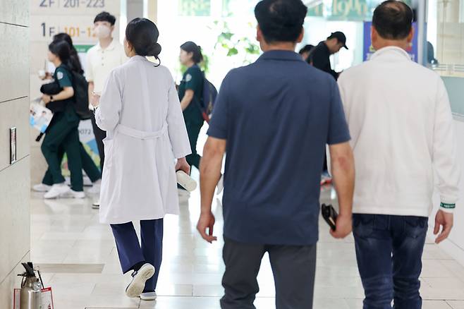 정부의 의대 정원 확대에 반발하는 전공의들을 비롯한 의료계의 집단행동이 장기화 되고 있는 지난 4일 서울의 한 대학병원에서 의료진이 오가고 있다. 뉴스1