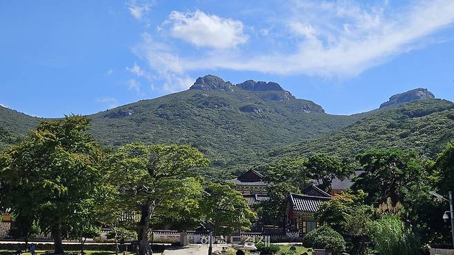 대흥사가 위치한 두륜산 전경. (왼쪽부터) 노순봉, 가련봉, 두륜봉이 부처님이 누워있는 형상을 보인다.