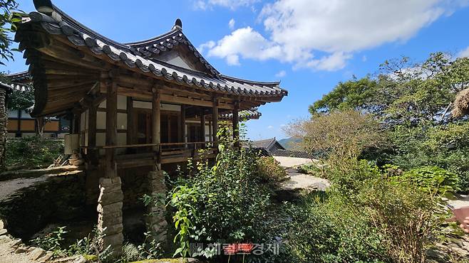 자우홍련사. 연못에 네 개의 돌기둥을 쌓아 만들었다.