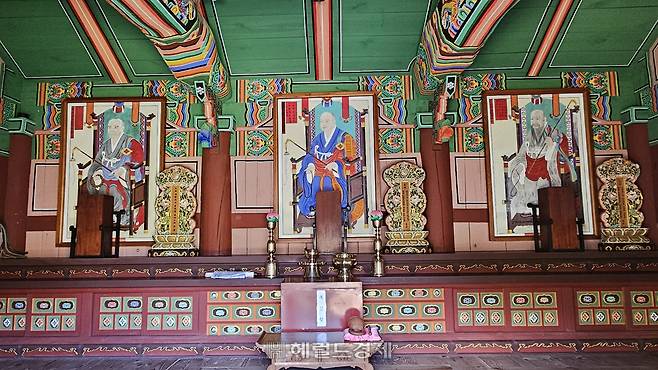 표충사 안에는 (왼쪽부터) 처영 스님, 서산대사, 사명대사의 영정이 봉안돼 있다.