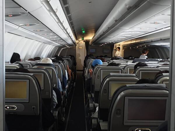 이날 기내는 거의 만석으로 빈자리를 찾기 어려웠다 / 손고은 기자