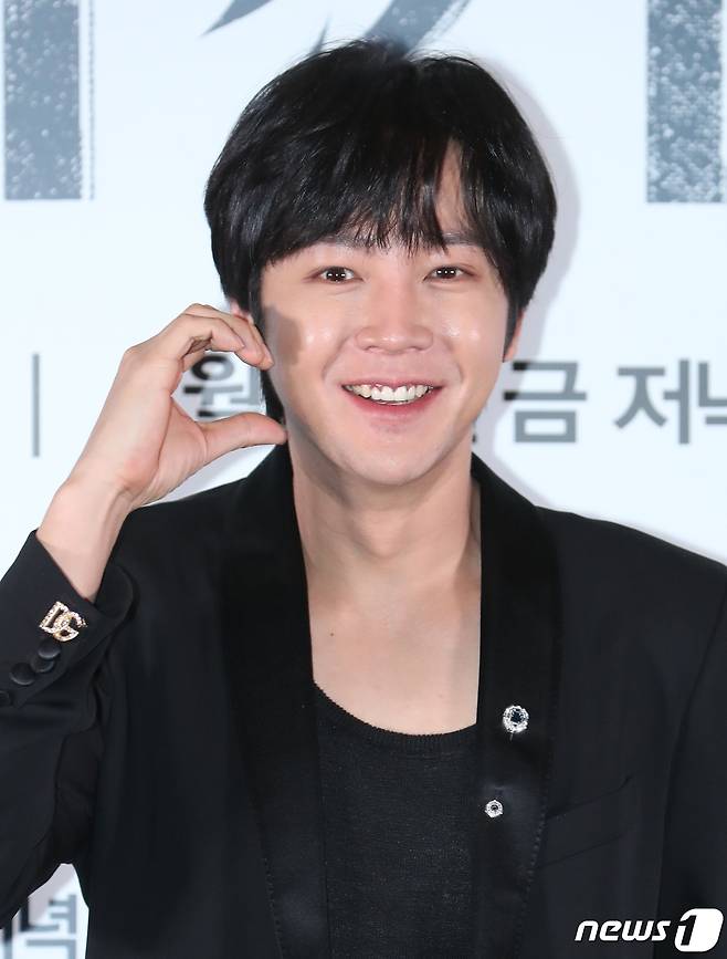 배우 장근석이 25일 서울 강남구 메가박스 코엑스에서 열린 쿠팡플레이 시리즈 '미끼'(감독 김홍선) 언론시사회에서 포즈를 취하고 있다. '미끼'는 유사 이래 최대 사기 사건의 범인이 사망한 지 8년 후, 그가 살인 사건의 용의자로 지목되면서 이를 둘러싼 비밀을 추적하는 범죄 스릴러다. 2023.1.25/뉴스1 ⓒ News1 권현진 기자
