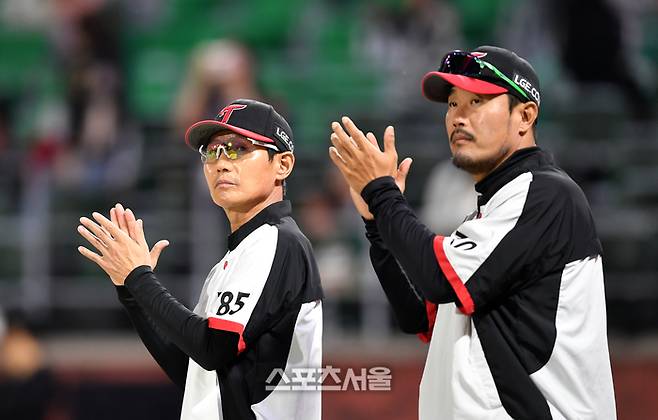 LG 염경엽 감독과 이호준 코치가 29일 인천SSG랜더스필드에서 2024 프로야구 SSG랜더스와 LG트윈스 경기를 마친후 선수들에 박수를 보내며 자축하고 있다. 2024.05.29. 문학 | 강영조기자 kanjo@sportsseoul.com