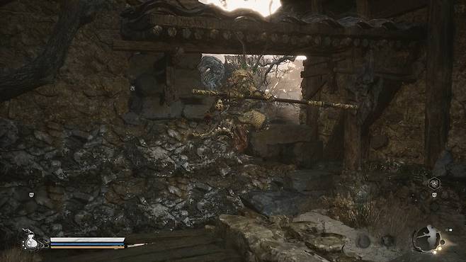 넘어갈 수 있어 보이는 이러한 낮은 돌담 마져도 투명벽에 막혀 들어갈 수 없다.