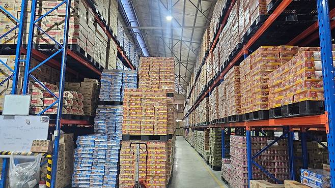 필리핀 현지 최대 규모의 한국 식품 수입업체인 페어그라운드의 창고. 주요 수입 품목은 한국산 라면과 아이스크림이다. 5000㎡ 규모의 창고에 가득한 한국산 제품은 한두달 내에 모두 판매된다고 한다. /마닐라=박지영 기자