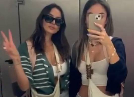 미국 저가항공사(LCC)에 탑승한 여성 승객들이 ‘배꼽티’를 입었다는 이유로 출발 직전 여객기에서 쫓겨나는 일이 벌어졌다. KABC 보도 캡처