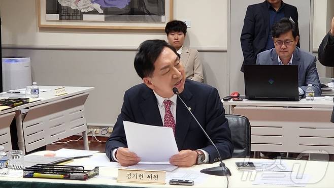 11일(현지시간) 미국 워싱턴DC 주미한국대사관에서 열린 국회 외교통일위원회의 대사관 대상 국정감사에서 김기현 국민의힘 의원이 질의하고 있다.