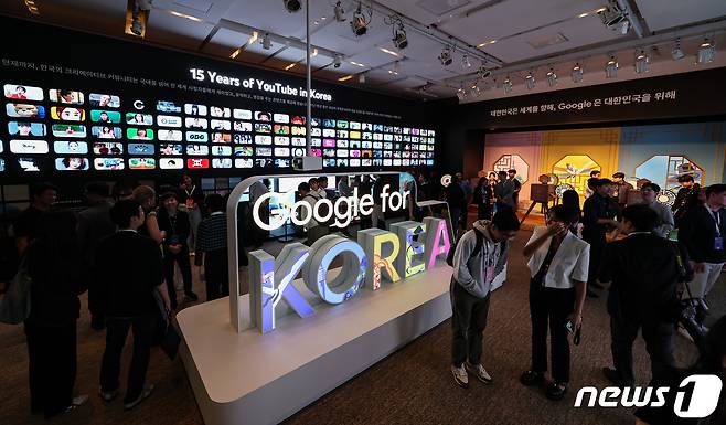 21일 오후 서울 중구 신라호텔 영빈관에서 열린 'Google for Korea 2023'에서 참석자들이 행사장에 마련된 유튜브 한국 15주년 미디어월을 살펴보고 있다. 2023.9.21/뉴스1 ⓒ News1 김도우 기자