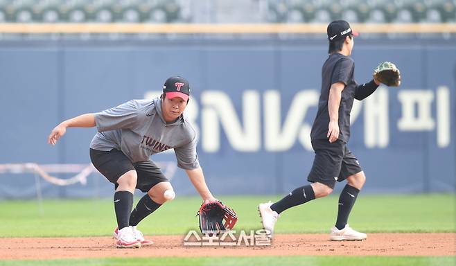 LG 문보경(왼쪽)이 11일 잠실구장에서 열린 2024 KBO 준플레이오프 5차전 KT전에 앞서 훈련하고 있다. 잠실 | 최승섭기자 thunder@sportsseoul.com