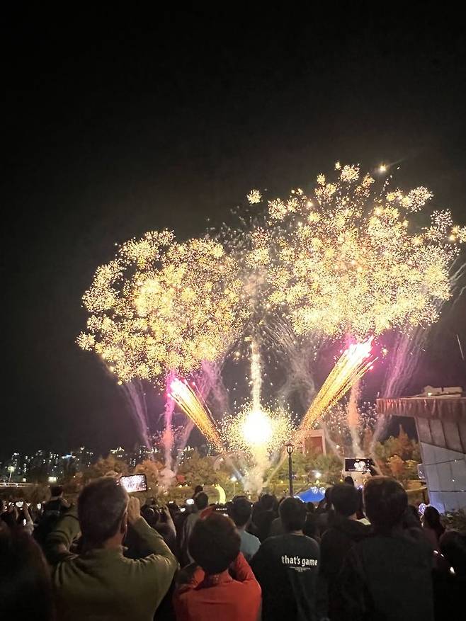 지난 12일 김포라베니체에서 열린 ‘2024 김포 라베니체 축제’ 불꽃쇼가 시작되자 참석한 시민들이 환호하고 있다. ⓒ김포시 제공