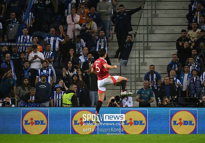 ▲ 맨유 소식을 전하는 '맨체스터 유나이티드 뉴스'는 12일(한국시간) "구단은 1월에 매과이어를 1,000만 파운드(약 176억 원)에 매각할 의사가 있다"라고 보도했다.