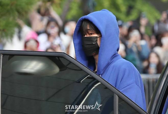 (서울=뉴스1) 권현진 기자 = 라이즈 승한이 '뮤직뱅크' 리허설을 위해 27일 오전 서울 영등포구 여의도 KBS 신관에 도착해 이동을 하고 있다. 2023.10.27/뉴스1 Copyright (C) 뉴스1. All rights reserved. 무단 전재 및 재배포, AI학습 이용 금지. /사진=(서울=뉴스1) 권현진 기자