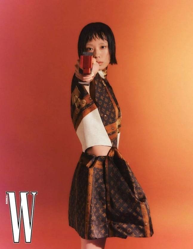 패션 매거진 더블유(W) 코리아가 사격선수 김예지의 루이비통 화보를 공개했다. /더블유 코리아