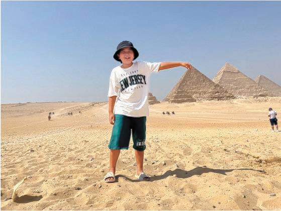이집트에 방문한 기념사진. 로빈이가 피라미드를 들어 올리는 듯 연출했다.
