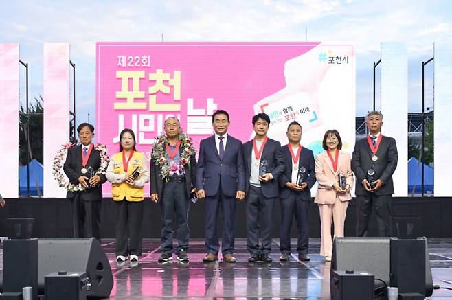 13일 열린 포천시민의날 기념식에서 시민대상 수상자들과 기념촬영하는 백영현 포천시장(왼쪽에서 네번째). 포천시