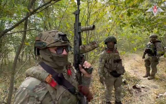 러시아 군인들이 본토 쿠르스크주에서 순찰 근무를 서고 있다. 사진=AP 연합뉴스 자료사진