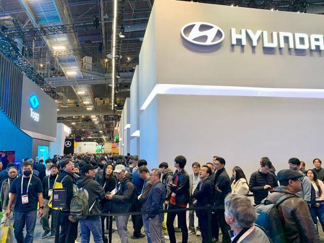 올해 1월 9일(현지시간) 미국 네바다주 라스베이거스 컨벤션센터(LVCC)에서 열린 세계 최대 가전·정보기술(IT) 전시회 'CES 2024'에서 현대차그룹 전시장을 들어가려는 사람들이 긴 줄을 만들어 서 있다. 라스베이거스=강희경 기자