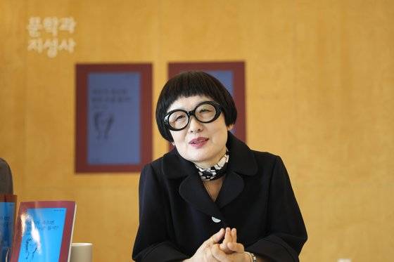 한국 작가 최초로 전미도서비평가협회상을 수상한 김혜순 시인이 지난 2022년 14번째 시집 『지구가 죽으면 달은 누굴 돌지?』 출간 기념 기자간담회에서 소감을 밝히고 있다. 사진 문학과지성사
