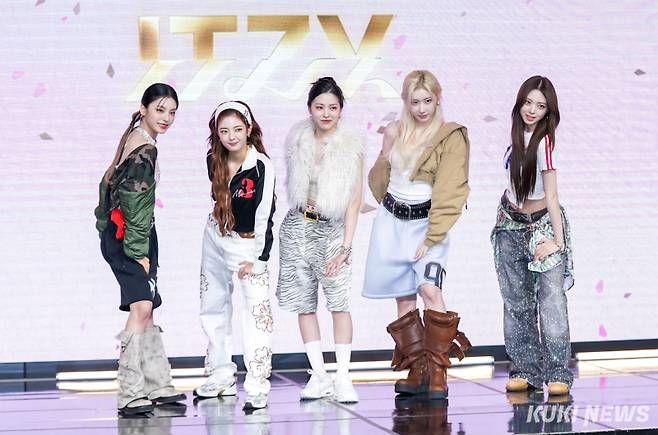 15일 서울 영등포구 여의도 콘래드호텔에서 열린 그룹 있지(ITZY) 새 미니앨범 '골드' 발매 기념 기자간담회에서 멤버들이 기념사진을 촬영하고 있다.