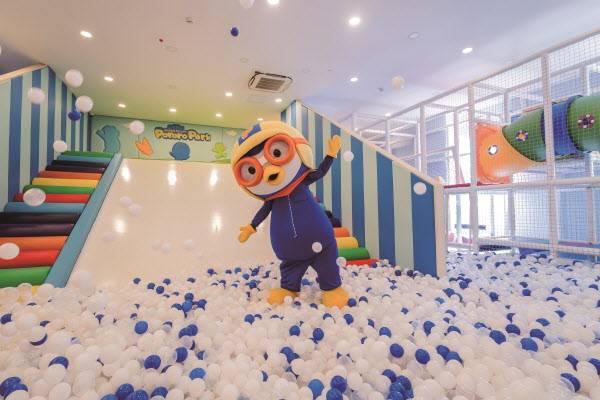 뽀로로파크는 안전사고 예방을 고려해 1층 영유아 공간, 2층 어린이 공간으로 구분했다