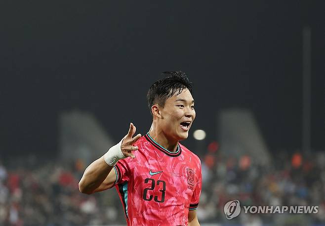 환호하는 오현규 (용인=연합뉴스) 이지은 기자 = 15일 경기도 용인미르스타디움에서 열린 북중미월드컵 아시아 지역 3차 예선 B조 4차전 대한민국 대 이라크의 경기.
오현규가 골을 성공시킨 뒤 기뻐하고 있다. 2024.10.15 photo@yna.co.kr